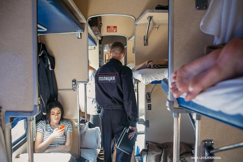 В Краснодарском крае в поезде пьяная дебоширка оскорбляла полицейского