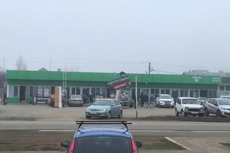 В краснодарском поселке Знаменском сносят незаконный торговый комплекс
