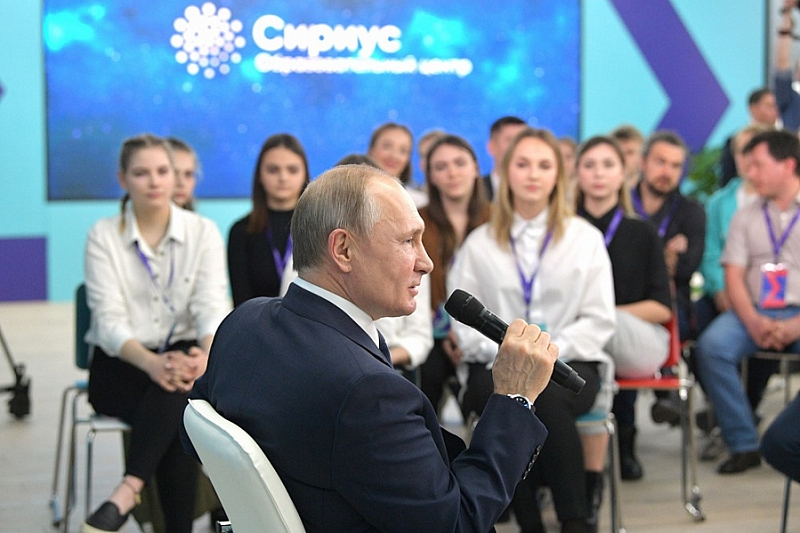 Владимир Путин в Сочи проводит встречу со студентами ведущих вузов страны