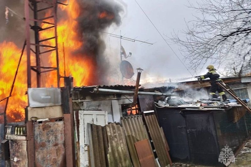 Одноэтажный барак сгорел в Сочи: эвакуировано 30 человек