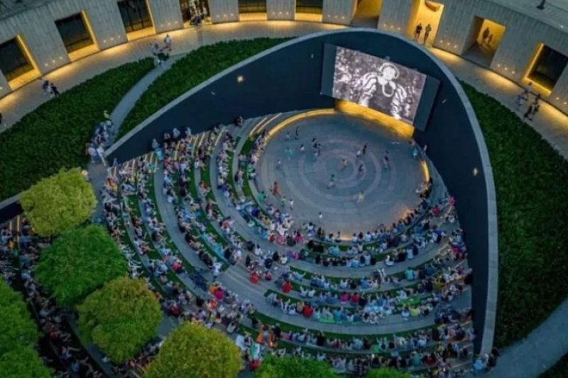 Киносеансы возвращаются в амфитеатр: какие фильмы покажут в эти выходные в парке Галицкого
