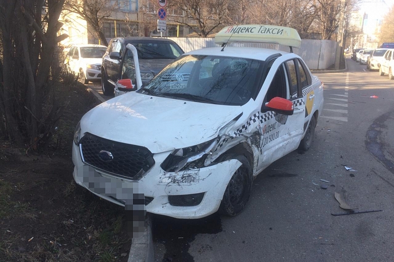 В центре Краснодара произошло ДТП с участием автомобиля Яндекс.Такси