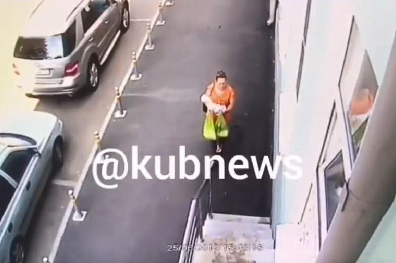 В Краснодаре на видео попала женщина, бросившая новорожденного на улице