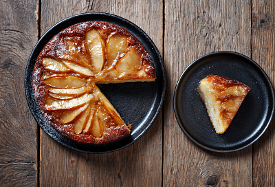 Перевёрнутый яблочный пирог на йогурте: 10 минут работы, а результат как в кафе