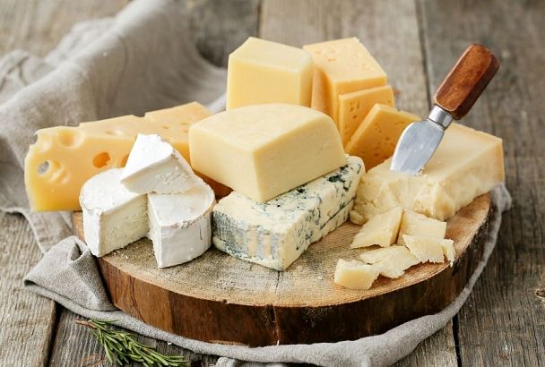 Диетологи объяснили, почему сыр провоцирует набор веса