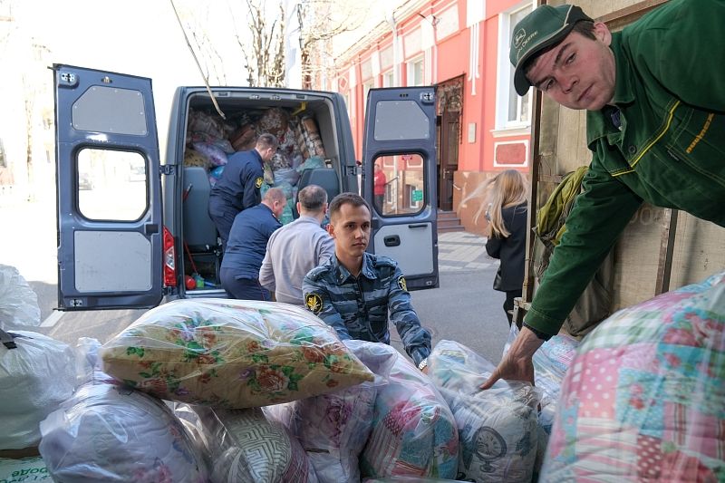 Отправлена гуманитарная. Вынужденный переселенец это. Гуманитарная помощь машины. Гуманитарная помощь Донбассу автомобиль. Гуманитарка Донбасс 