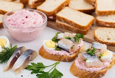 Бутерброды "Селедка на шубе" сметаются первыми - быстрый и простой рецепт для праздника