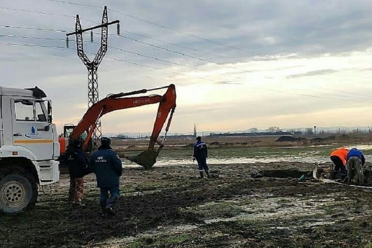 В Краснодарском крае устраняют аварию, оставившую без воды 160 тысяч человек