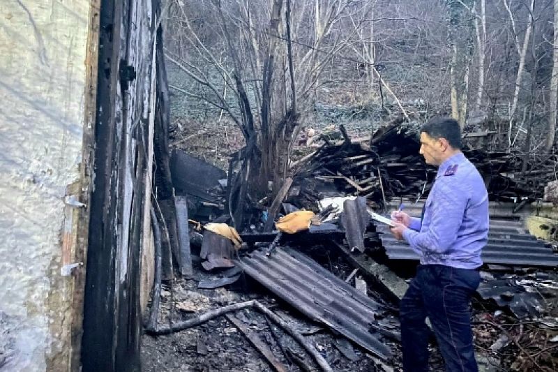В Новороссийске мужчина получил ожоги при пожаре в доме. Его жена погибла