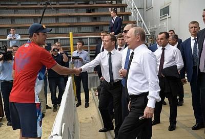 Владимир Путин и Дмитрий Медведев осмотрели волейбольный комплекс «Волей Град» в Анапе 
