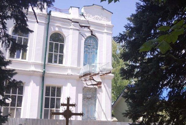 Угроза обрушения: большая трещина образовалась на фасаде монастыря в центре Кореновска 