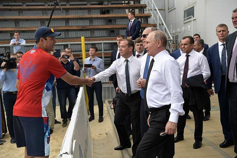 Владимир Путин и Дмитрий Медведев осмотрели волейбольный комплекс «Волей Град» в Анапе 