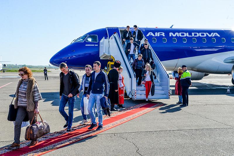 Лететь в кишинев. Компания Air Moldova. Встречают с самолета. Самолеты в аэропорту Кишинева. Аэропотсамолт малдовыя.