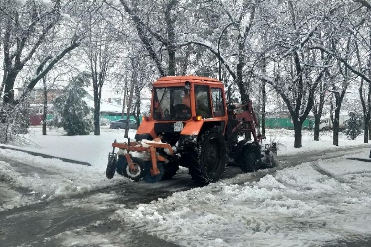 За сутки на дорогах Краснодарского края израсходовали почти 3,5 тысячи тонн противогололедной смеси