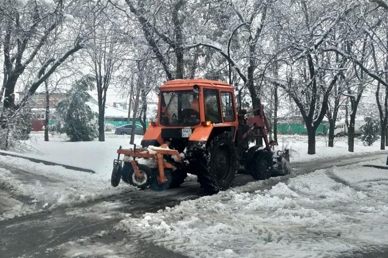 За сутки на дорогах Краснодарского края израсходовали почти 3,5 тысячи тонн противогололедной смеси