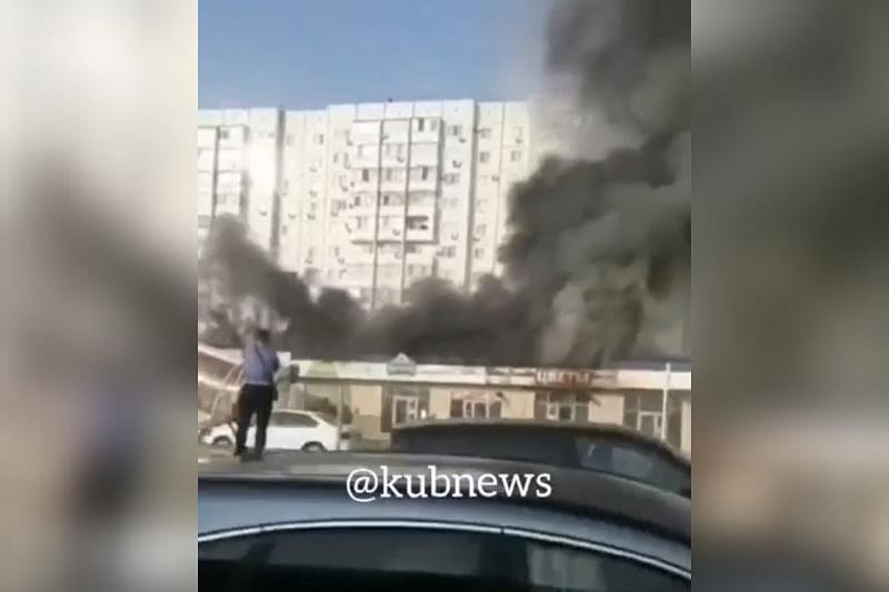 В Краснодаре сгорел цветочный магазин (видео)