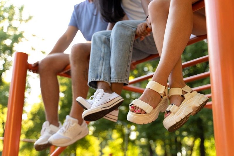 Плохой выбор: три веских причины выбросить всю летнюю обувь, состоящую только из веревочек или ремешков