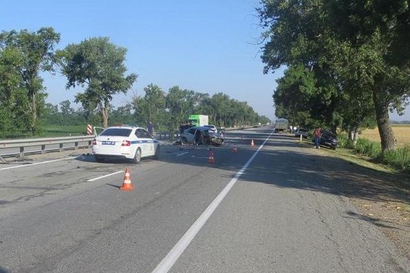 «Лада» и КамАЗ столкнулись на трассе в Краснодарском крае. Погибла пассажир легковушки