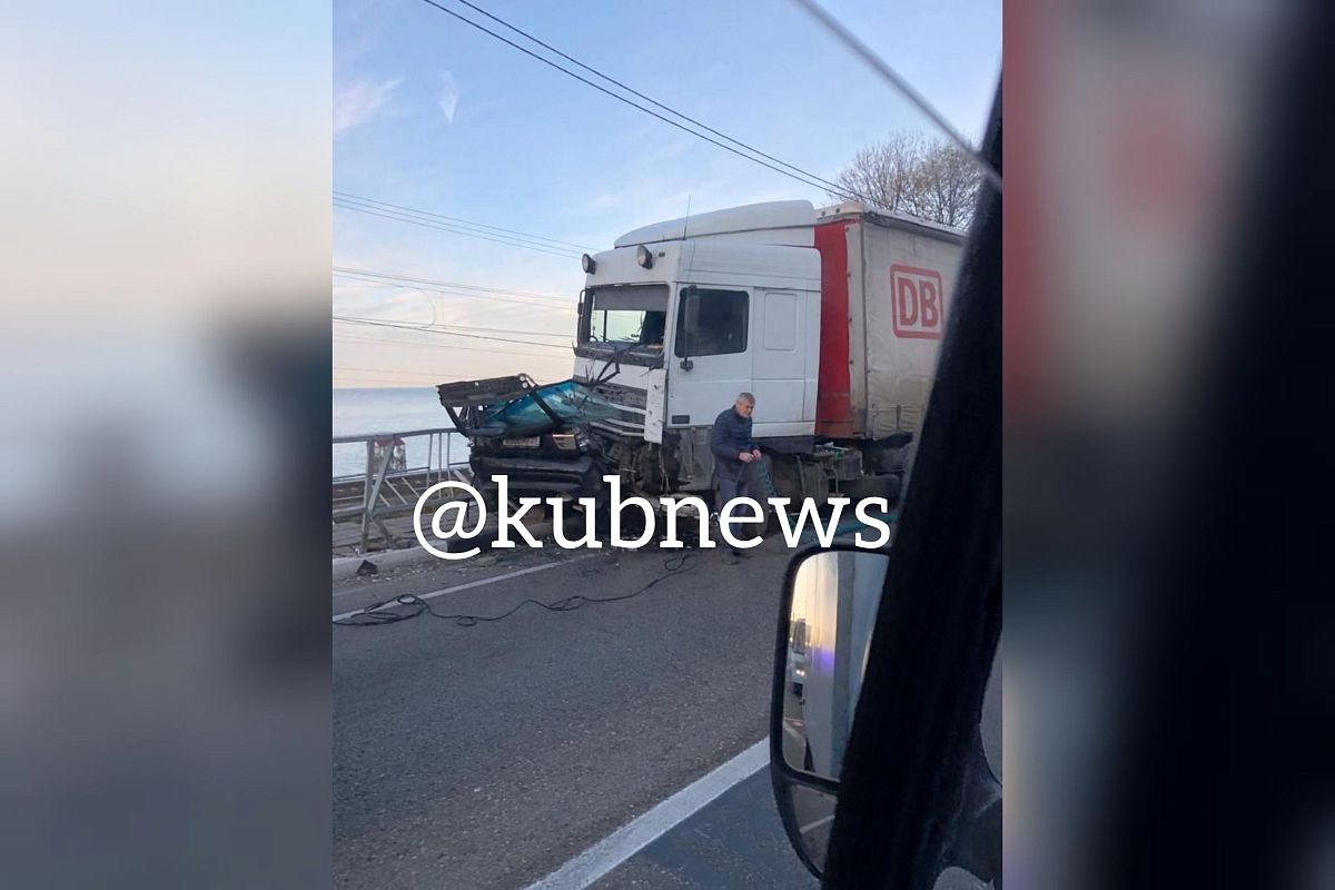 Внедорожник BMW влетел под фуру. Погибли два человека