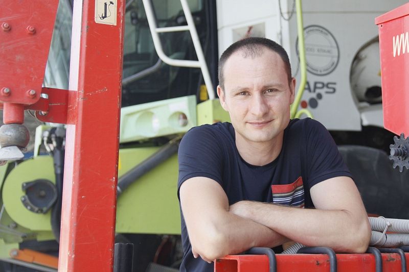 Александр Ванацкий помогает отцу вести сельскохозяйственный бизнес. 