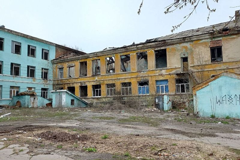 Типичные пейзажи Путиловки: разрушенные дома и вокруг ни души.    