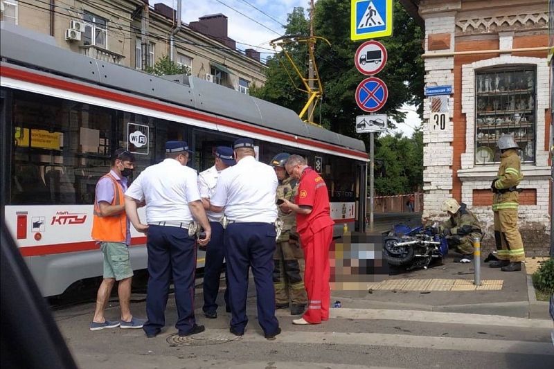  Мотоциклист погиб при столкновении с трамваем в Краснодаре