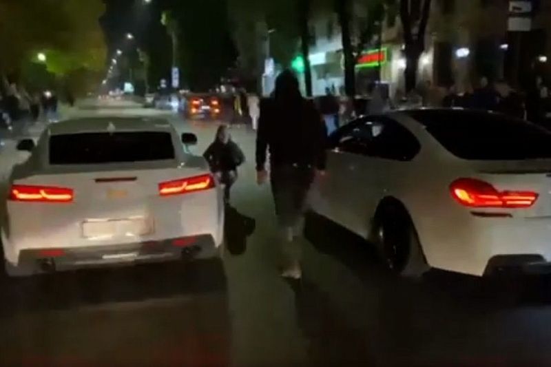 Полицейские оштрафовали водителей иномарок, устроивших ночные гонки на улице Красной