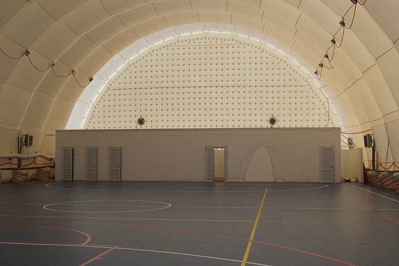 В Крымске завершили установку спортивного зала на территории школы №20
