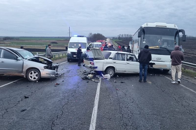 На Кубани водитель автобуса объезжал аварию и устроил смертельное ДТП