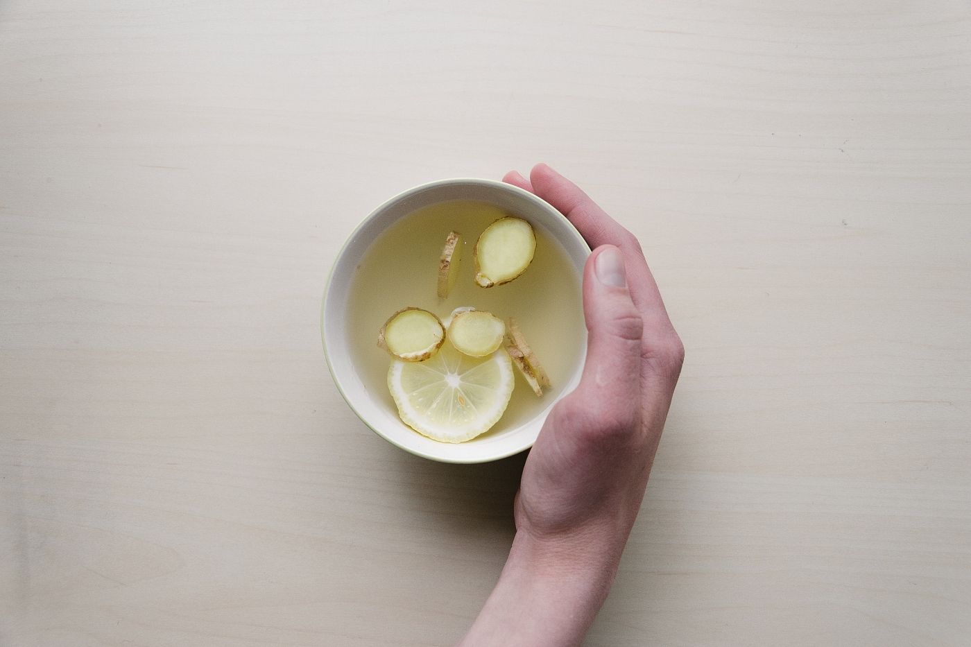 Худеете во сне: диетолог рассказал, как лимонный сок действует на организм 