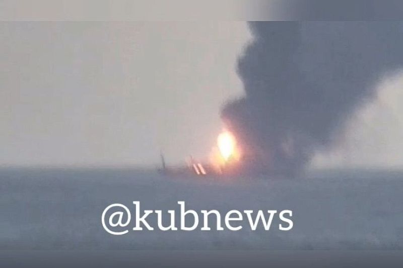 У побережья Краснодарского края в Керченском проливе горят два судна