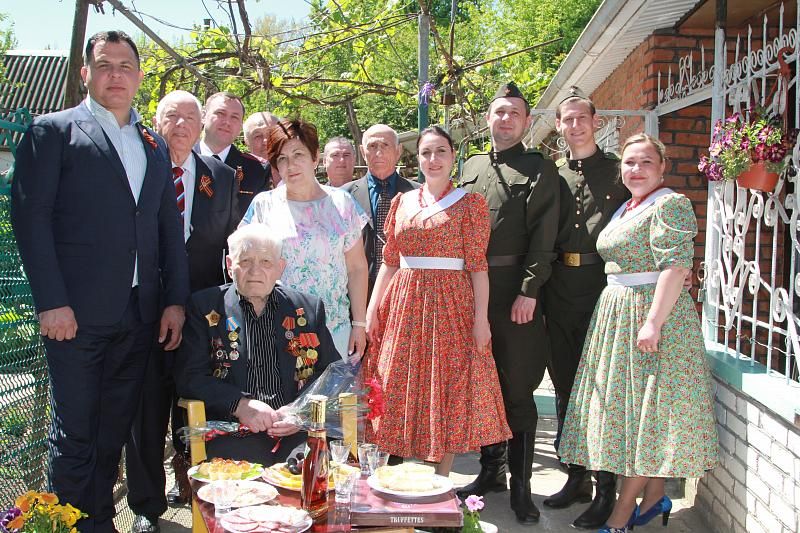 Накануне 9 мая в Краснодаре полицейские поздравили ветеранов Великой Отечественной войны-пенсионеров МВД 