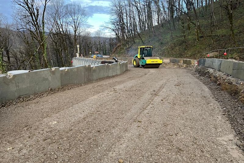 На оползневом участке Шаумянского перевала в Туапсинском районе строят подпорную стену