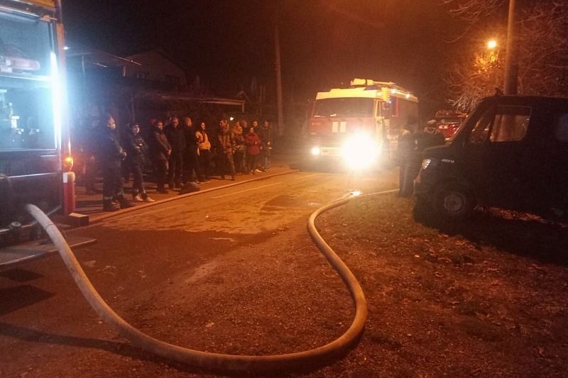 Девять человек эвакуировали из-за пожара в двух частных домах в Краснодаре