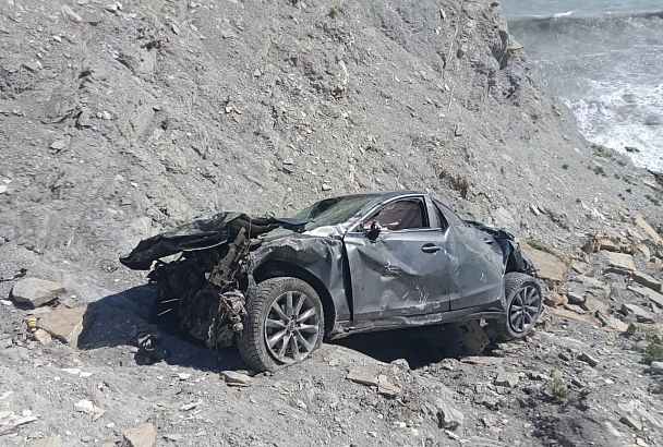 В Анапе водитель улетевшей в обрыв Mazda погибла