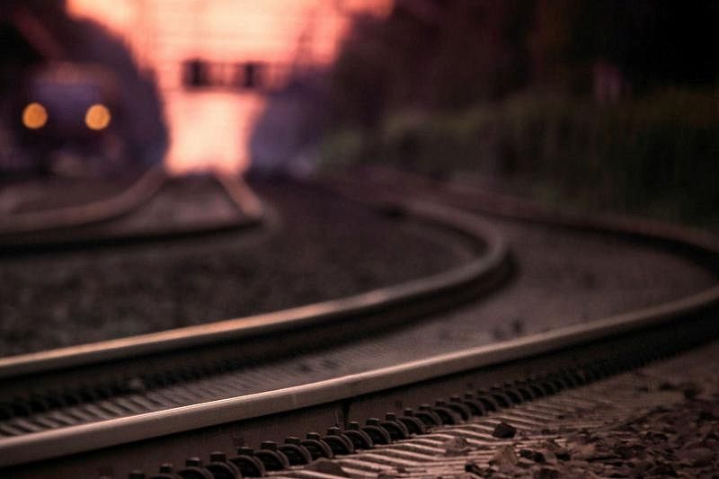 В Краснодаре поезд сбил насмерть мужчину, лежащего в колее