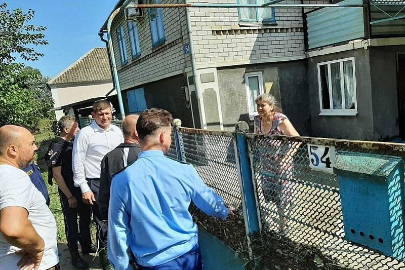 Вода зашла в 55 дворов и 30 домов в Крымском районе 