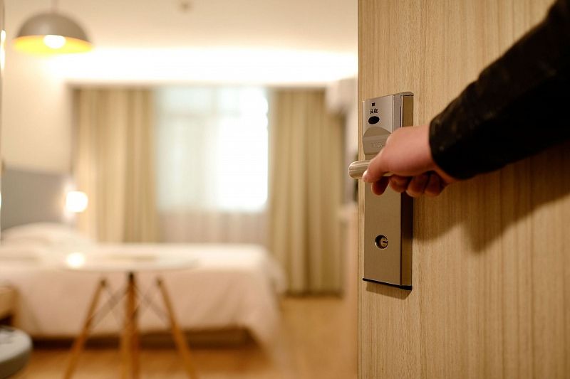 Туристы назвали самые нелепые меры защиты от коронавируса в отелях