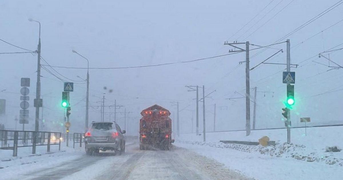 Краснодар закрыли дороги. Снегопад в Краснодаре. Снег в Краснодаре сейчас. На Краснодар надвигается снегопад. Краснодар снег машины дороги.