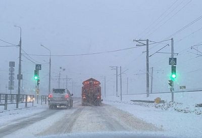 На дорогах Краснодара работают более 80 машин по расчистке снега