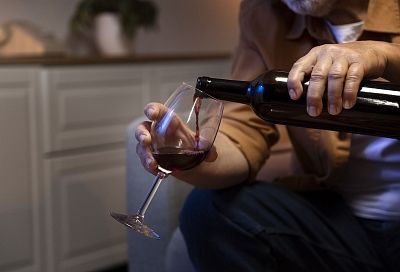 Как пить алкоголь на ночь: это лучшее время между бокалом вина и сном