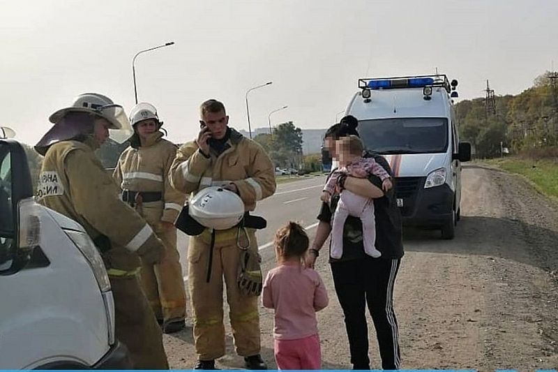 Спасатели помогли попавшей в ДТП семье с детьми