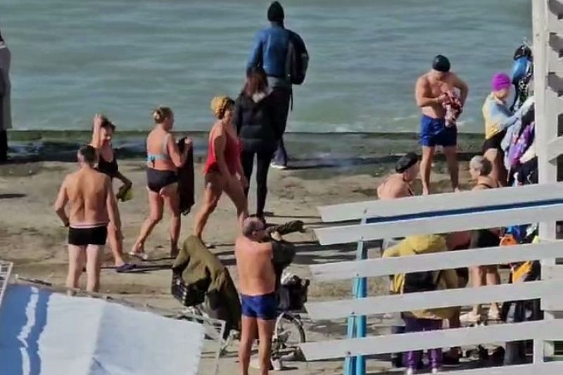 На пляже как летом. Открытие купального сезона в Анапе 10 февраля попало на видео