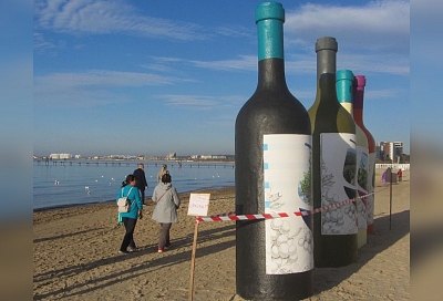 На пляж Анапы вернули огромные бутылки