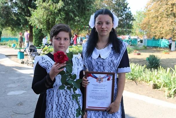 Юные и отважные: в Краснодарском крае на школьных линейках наградили детей-героев
