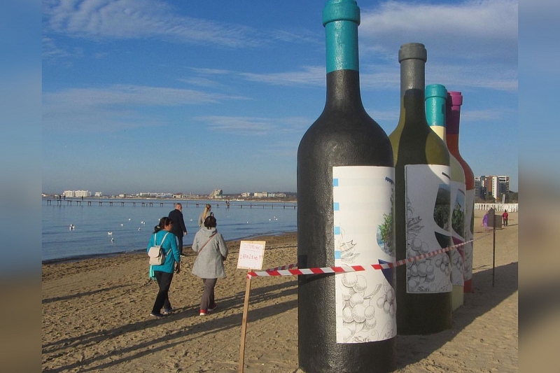 На пляж Анапы вернули огромные бутылки