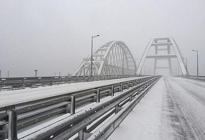 Движение по Крымскому мосту открыто без ограничений после снегопада