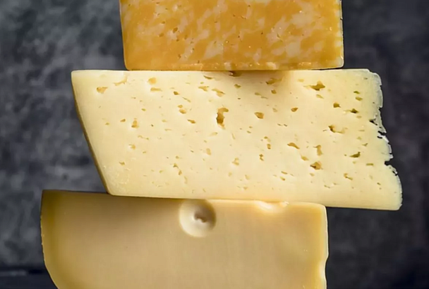 Более центнера санкционных сыров и мясных деликатесов уничтожили в Краснодаре 