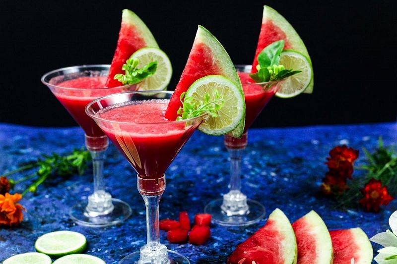 Как приготовить из арбуза освежающий алкогольный коктейль для романтического свидания