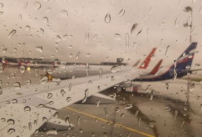 В самолет Красноярск - Сочи врезался телетрап в аэропорту